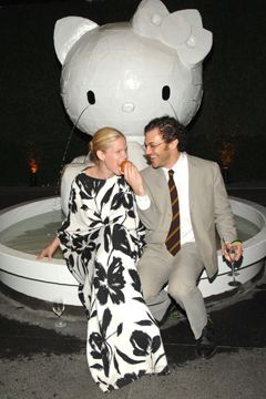 hello-kitty-new-york-sculpture Hello Kitty water fountain