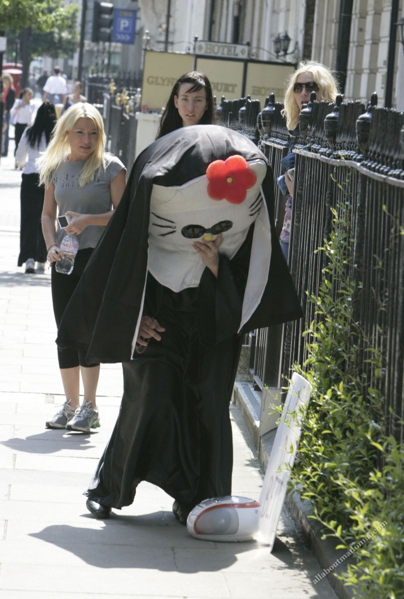 hello-kitty-nun Hello Kitty nun