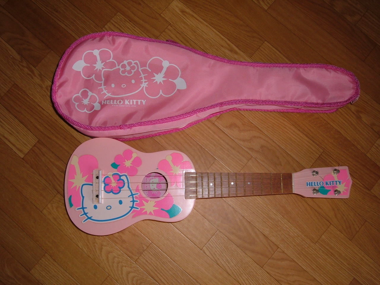 hello-kitty-ukulele Hello Kitty ukulele and bag
