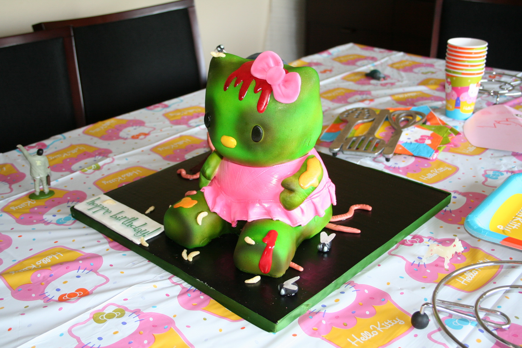 hello-kitty-zombie-cake-1 Hello Kitty zombie cake