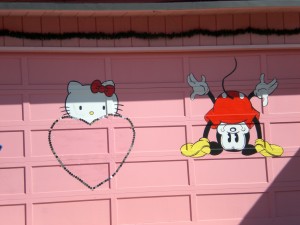 hello-kitty-mickey-mouse-garage hello-kitty-mickey-mouse-garage