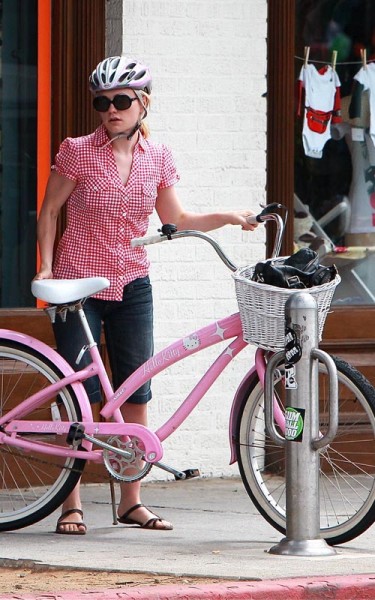Anna Paquin Hello Kitty beach cruiser Hello Kitty Anna Paquin beach cruiser