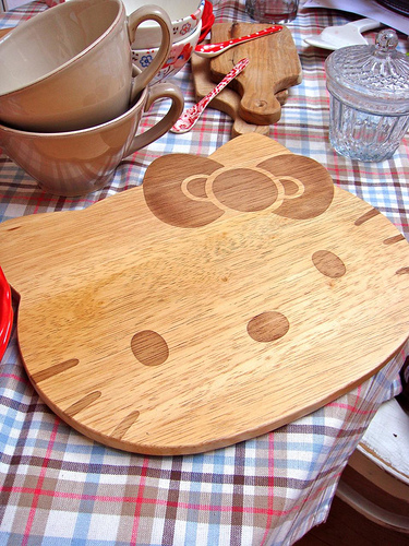 hello-kitty-cutting-board Hello Kitty cutting board